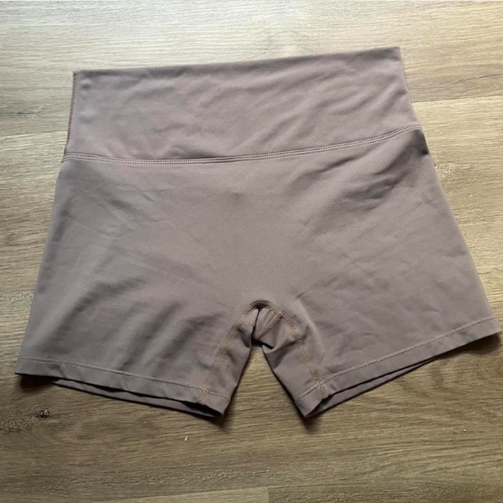 🦋 Tan High Rise Seamless Shorts 🦋 - Picture 3 of 5